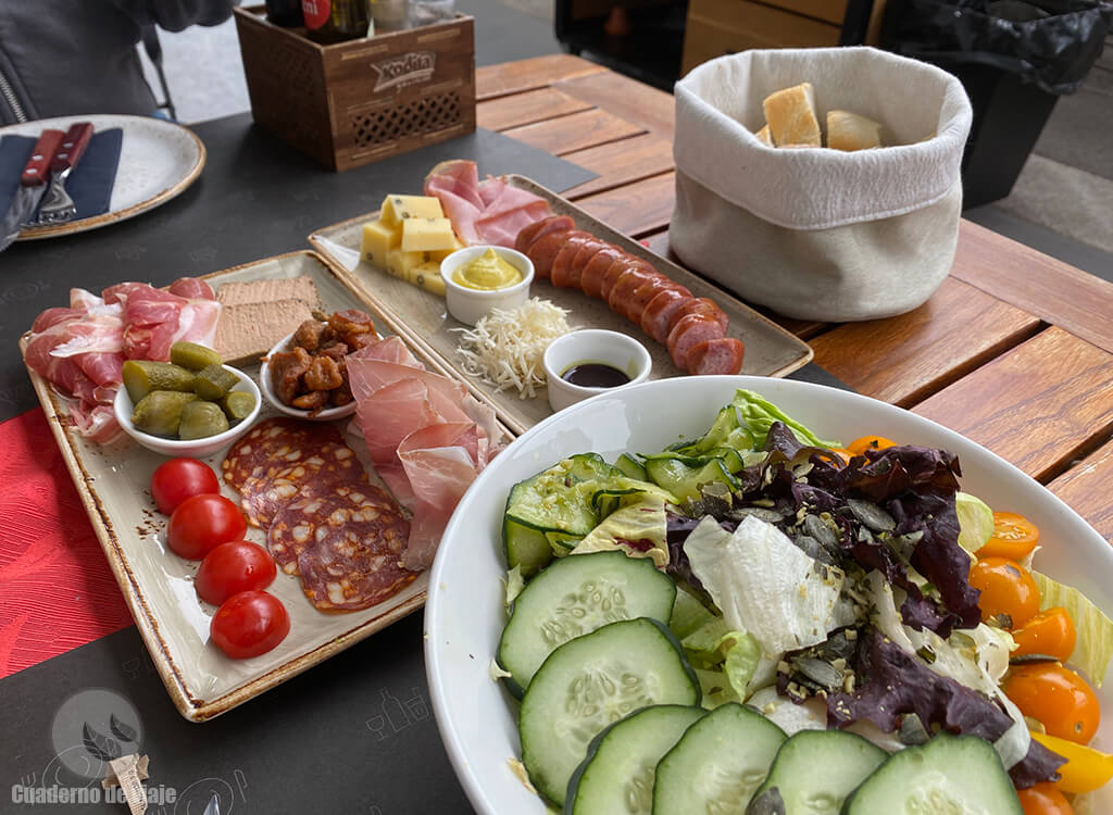 Salchicha de Carniola, jamón (Kraški pršut) y otros manjares eslovenos Salchicha de Carniola, jamón (Kraški pršut) y otros manjares eslovenos