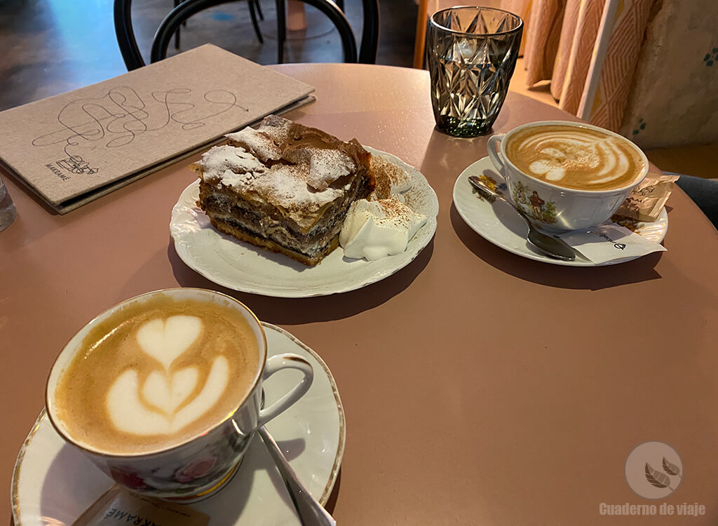 El postre nacional es la gibanica. Una delicia con un buen café El postre nacional es la gibanica. Una delicia con un buen café