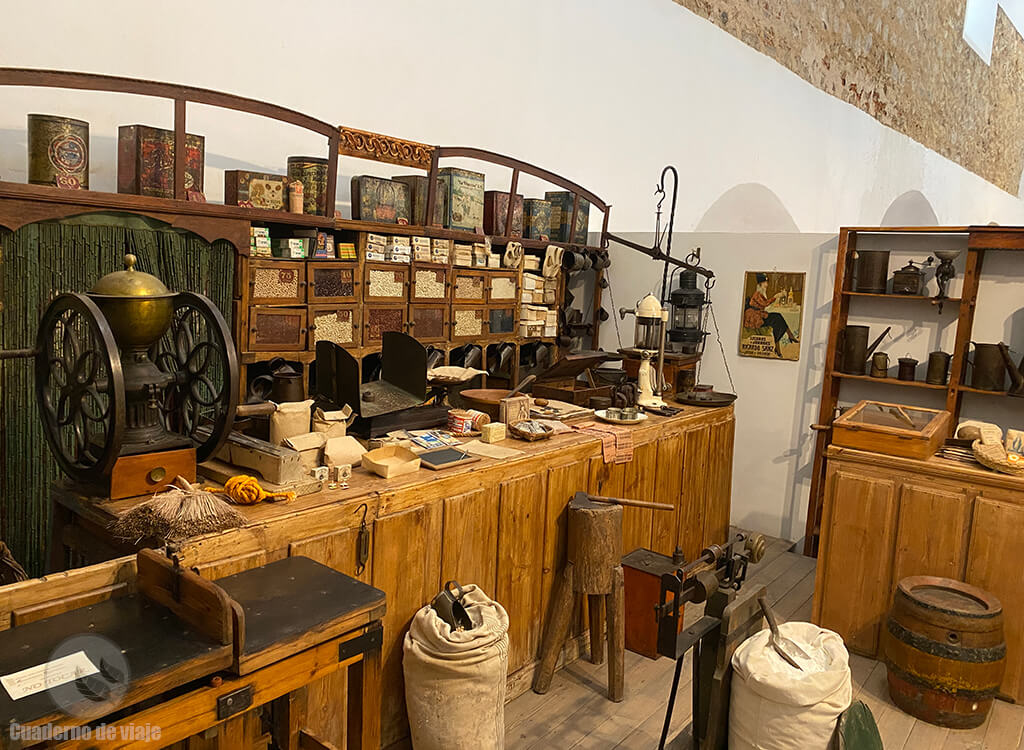 Tienda de ultramarinos de principios del XX (Museo Etnográfico) Tienda de ultramarinos de principios del XX (Museo Etnográfico)
