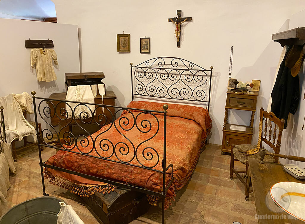 Dormitorio de casa labriega (Museo Etnográfico Extremeño) Dormitorio de casa labriega (Museo Etnográfico Extremeño)