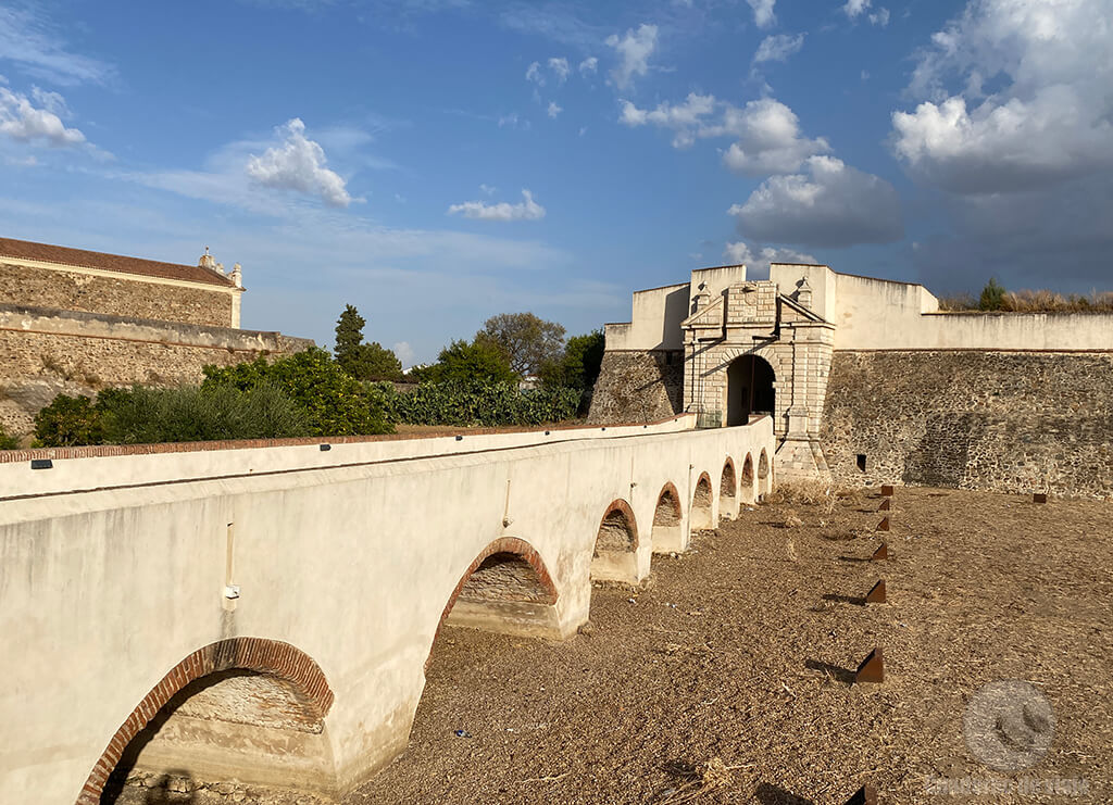 Puerta del Calvario, foso y baluarte de San Juan de Dios Puerta del Calvario, foso y baluarte de San Juan de Dios
