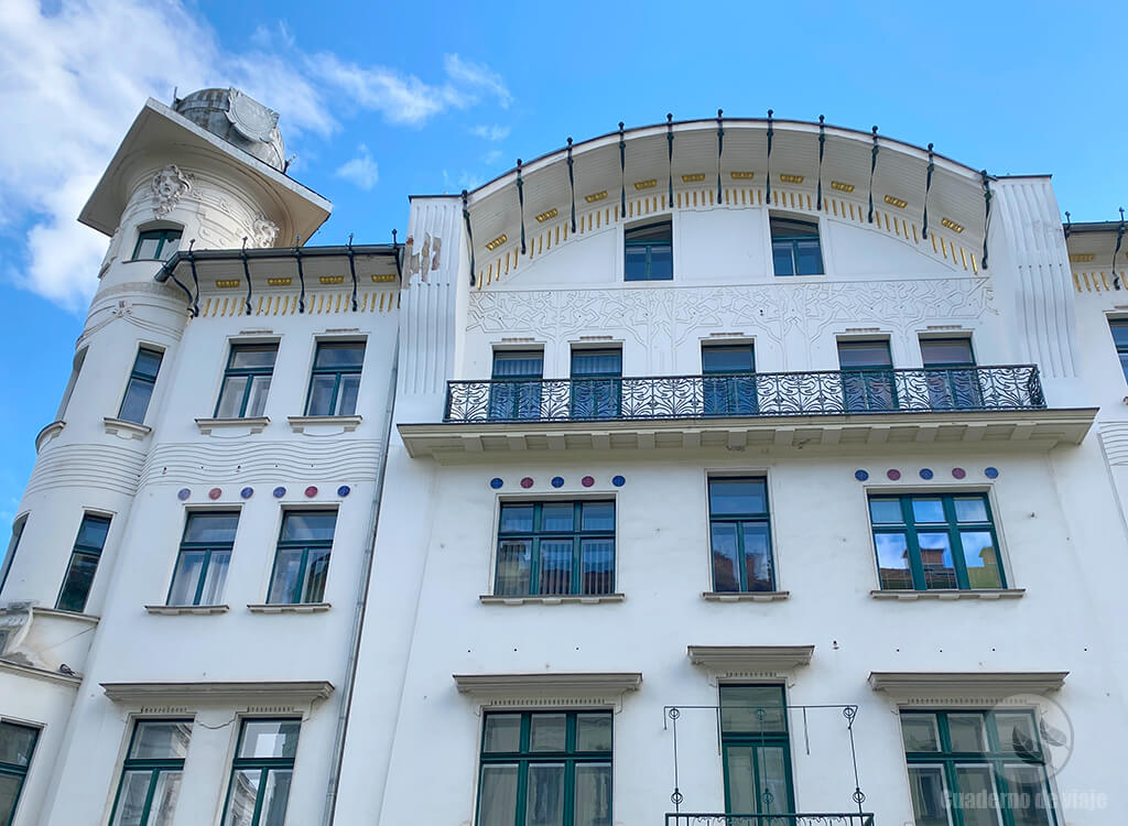 La Casa Čuden en el Parque Miklošič La Casa Čuden en el Parque Miklošič