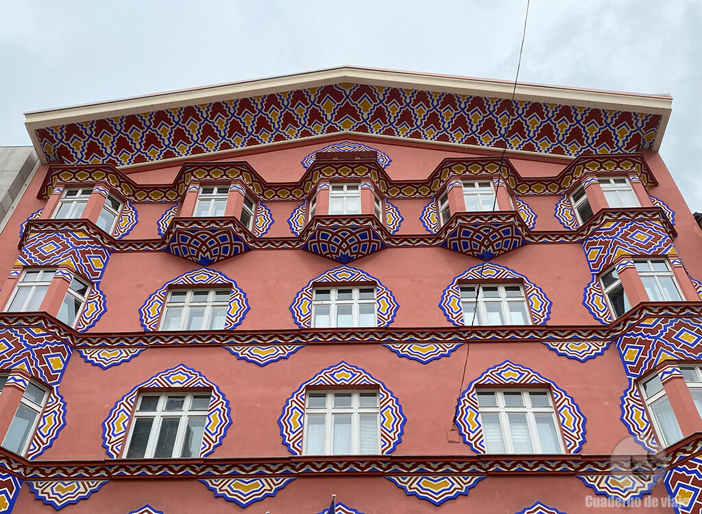 La obra más conocida es probablemente el Banco Cooperativo o Casa Vurnik (Vurnikova hiša) La obra más conocida es probablemente el Banco Cooperativo o Casa Vurnik (Vurnikova hiša)
