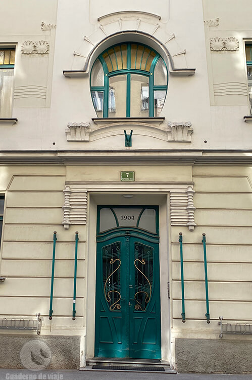 Puerta principal de la Casa de la calle Kersnikova 7 Puerta principal de la Casa de la calle Kersnikova 7