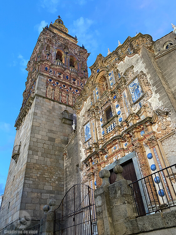 Portada y campanario de San Bartolomé de estilo barroco Portada y campanario de San Bartolomé de estilo barroco