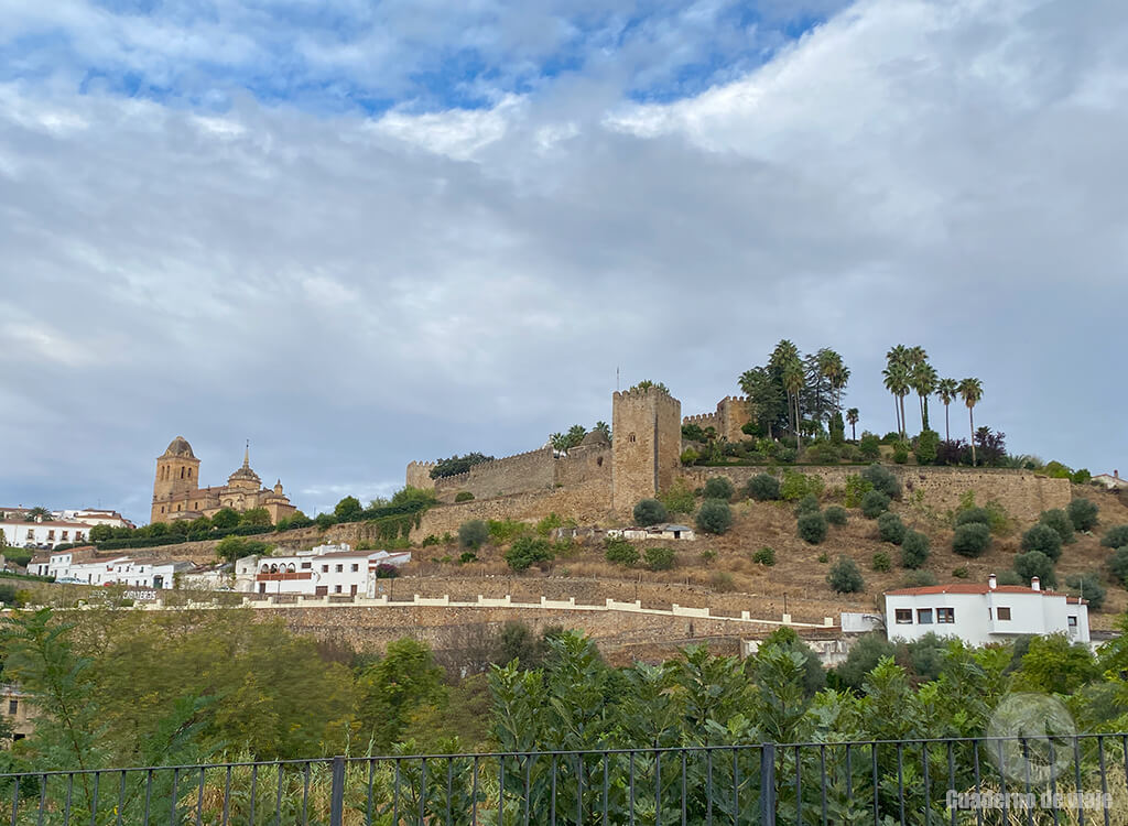 Vista de las murallas de la alcazaba y la iglesia de Santa María Vista de las murallas de la alcazaba y la iglesia de Santa María