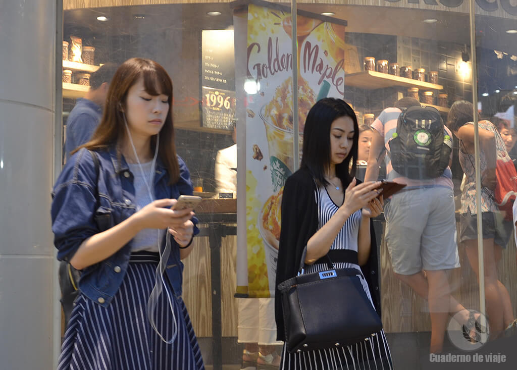 Mujeres en el barrio tokiota de Shibuya Mujeres en el barrio tokiota de Shibuya