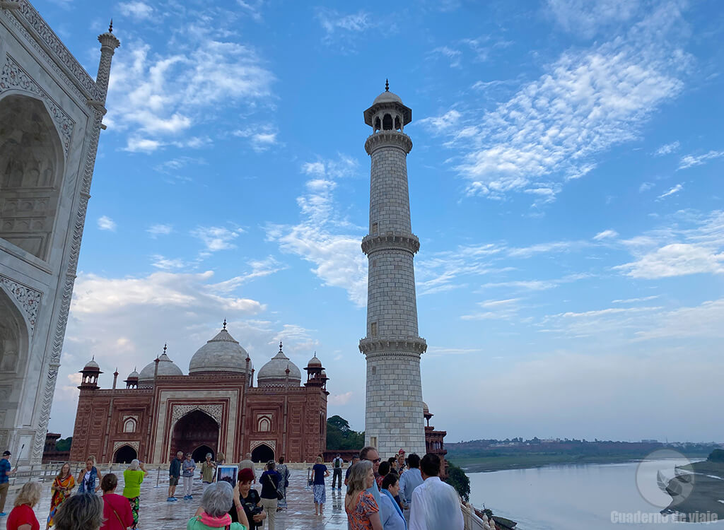 El flanco posterior del Taj Mahal da al río Yamuna El flanco posterior del Taj Mahal da al río Yamuna