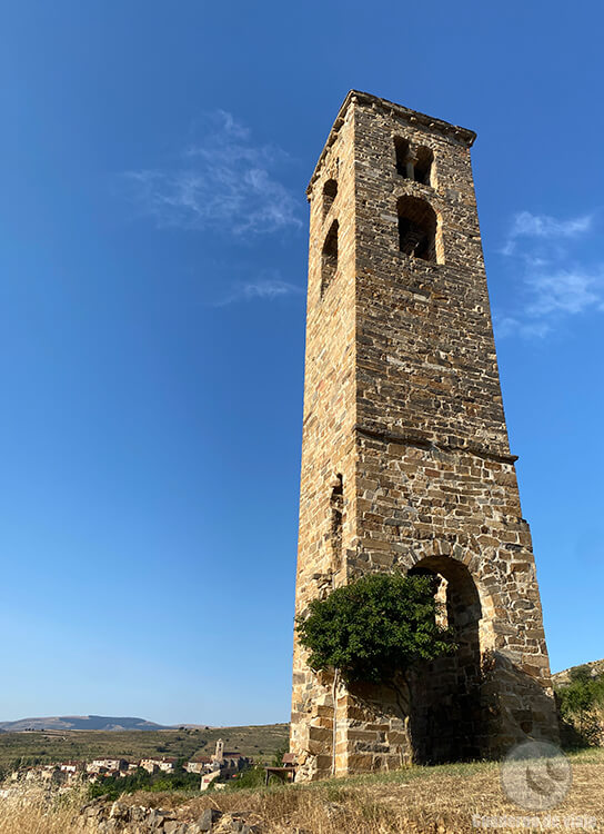 Torre de San Miguel con el pueblo al fondo Torre de San Miguel con el pueblo al fondo