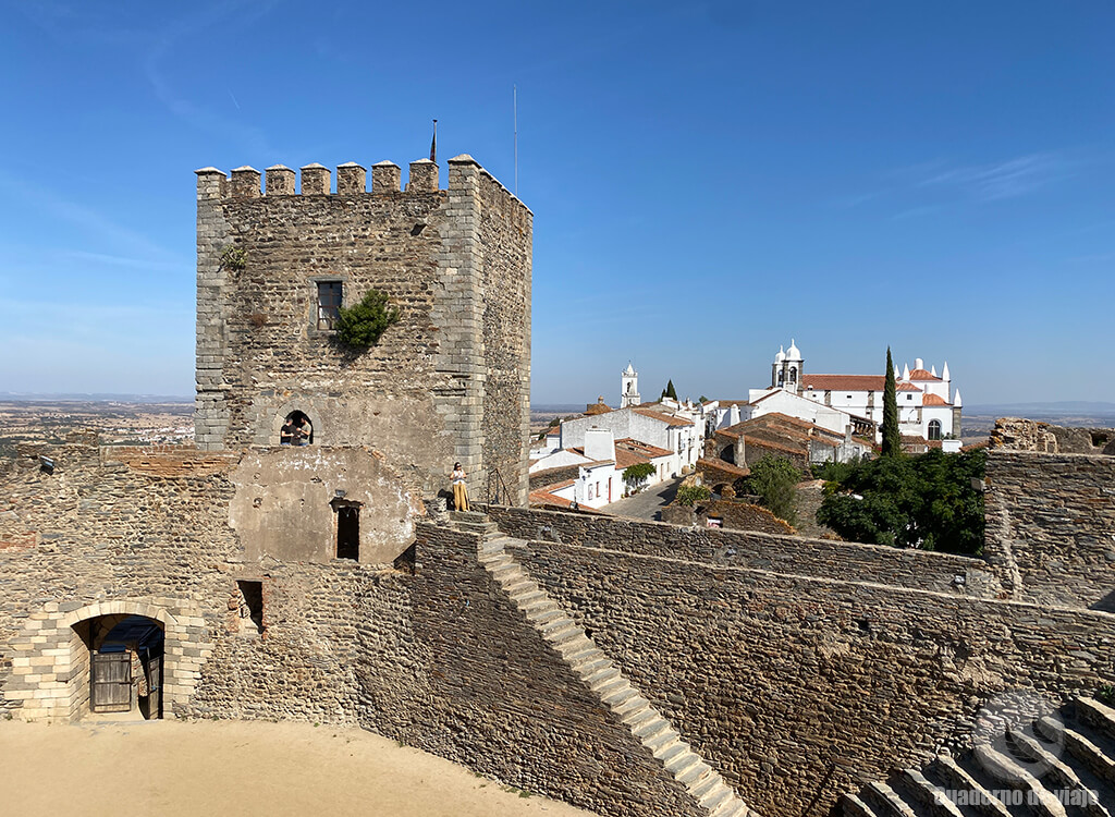 Castillo, torre del Homenaje y pueblo de Monsaraz Castillo, torre del Homenaje y pueblo de Monsaraz