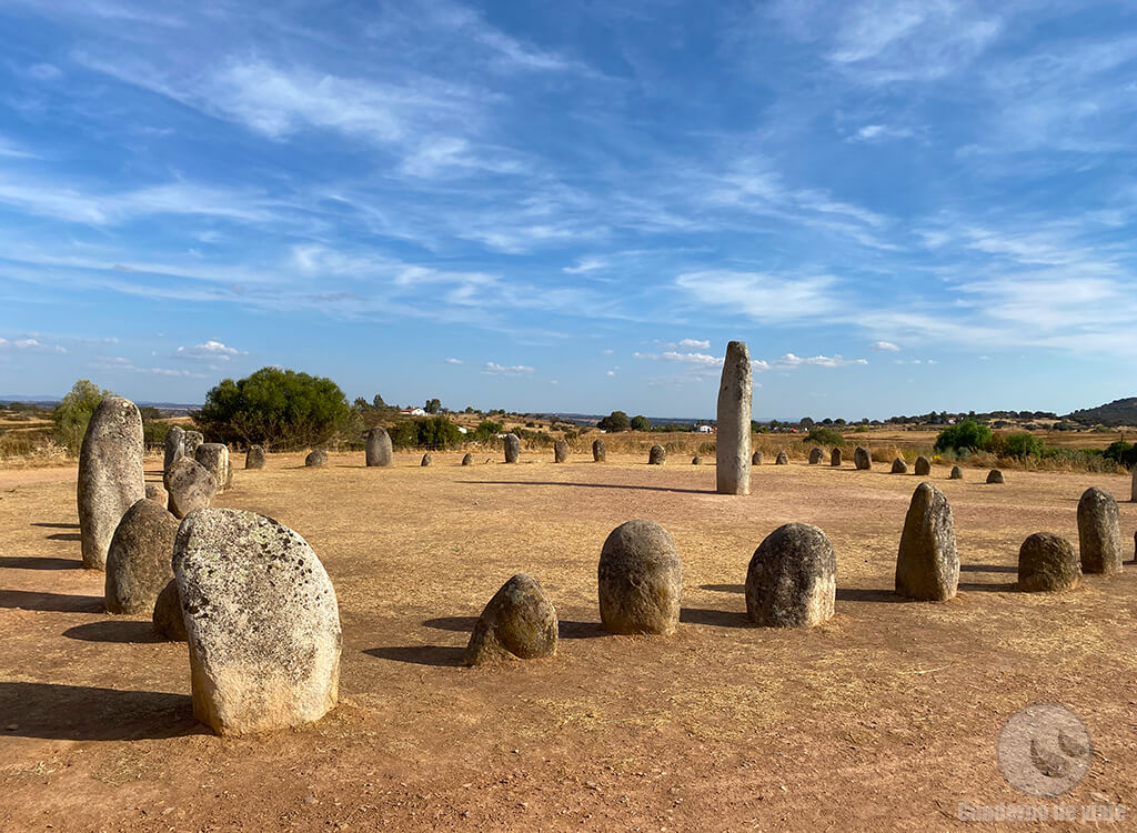 El Cromeleque do Xerez se encuentra muy cerca de Monsaraz El Cromeleque do Xerez se encuentra muy cerca de Monsaraz