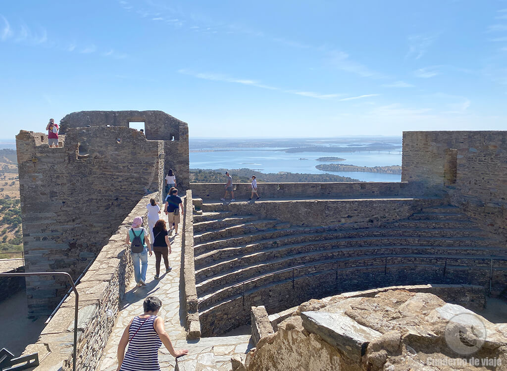 Castillo de Monsaraz con el embalse de Alqueva al fondo Castillo de Monsaraz con el embalse de Alqueva al fondo