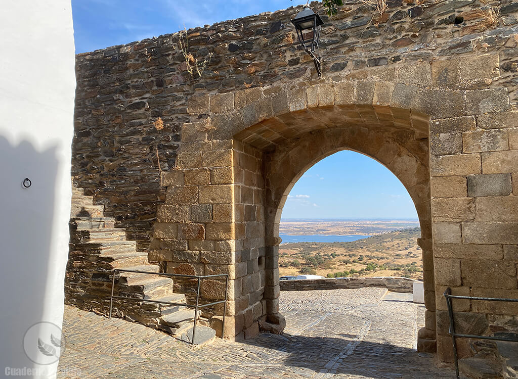 Porta d’Alcoba, una de las puertas de la muralla de Monsaraz Porta d’Alcoba, una de las puertas de la muralla de Monsaraz