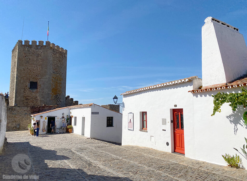 Rua José Fernandes Caeiro con la Torre del Homenaje al fondo Rua José Fernandes Caeiro con la Torre del Homenaje al fondo