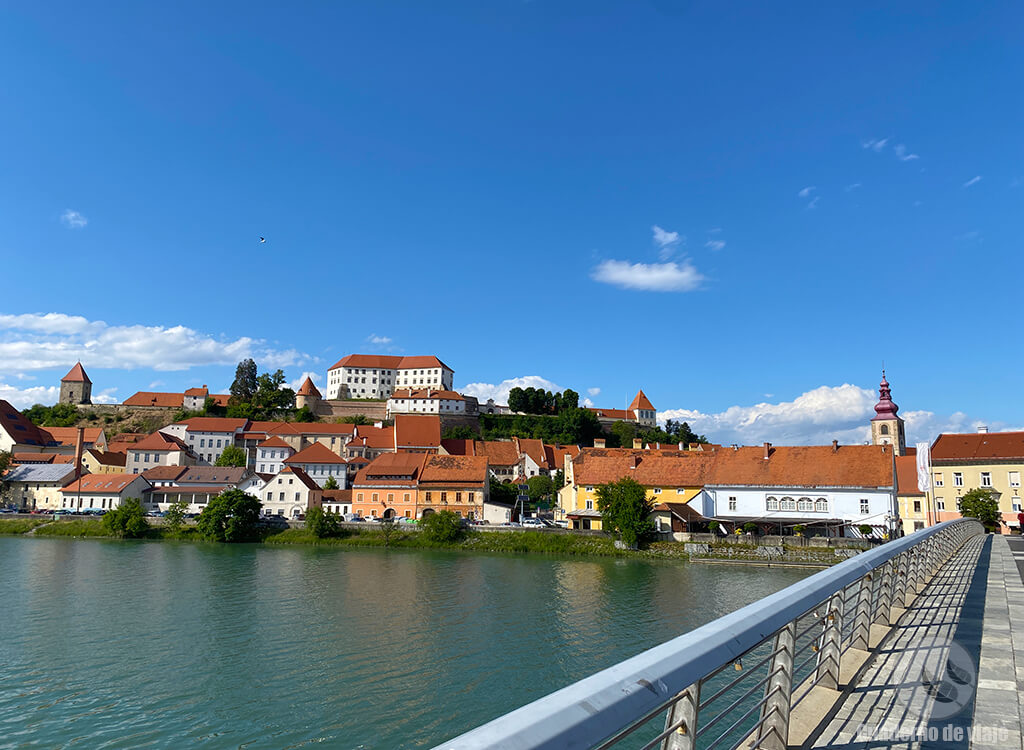 Vista de Ptuj desde el puente sobre el río Drava Vista de Ptuj desde el puente sobre el río Drava