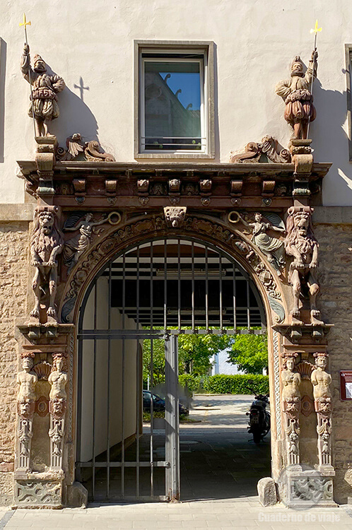 El precioso Portal Renacentista junto al Ayuntamiento viejo El precioso Portal Renacentista junto al Ayuntamiento viejo