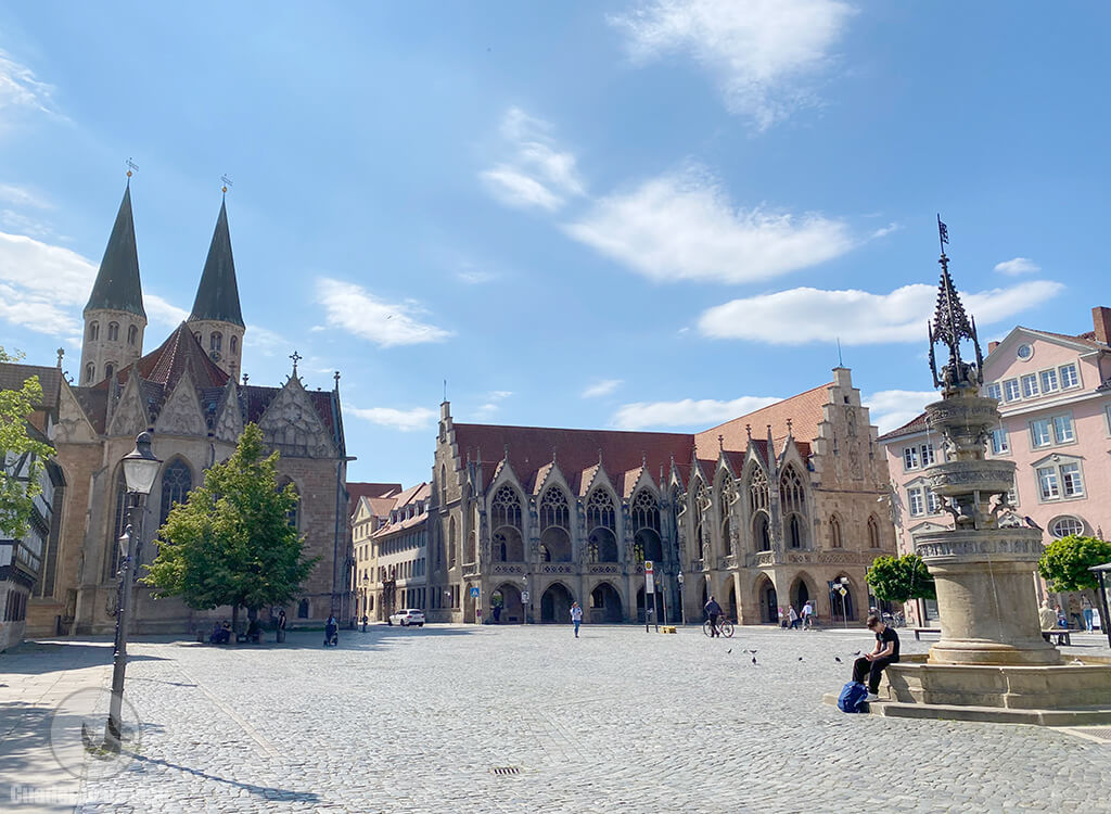 Altstadtmarkt con la Iglesia de San Martín y el Antiguo Ayuntamiento al fondo Altstadtmarkt con la Iglesia de San Martín y el Antiguo Ayuntamiento al fondo