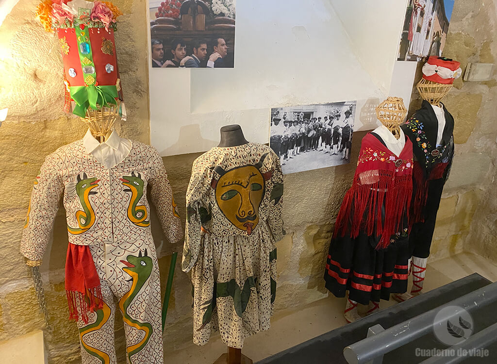 Fiestas de mayo. Trajes de los juanistas (izquierda) y quiterios (derecha) Fiestas de mayo. Trajes de los juanistas (izquierda) y quiterios (derecha)