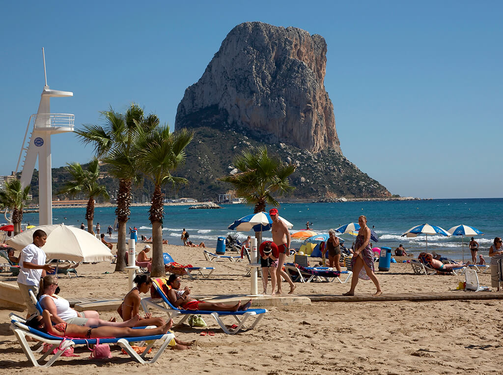 Playa de Calpe con el Peñón de Ifach al fondo Playa de Calpe con el Peñón de Ifach al fondo