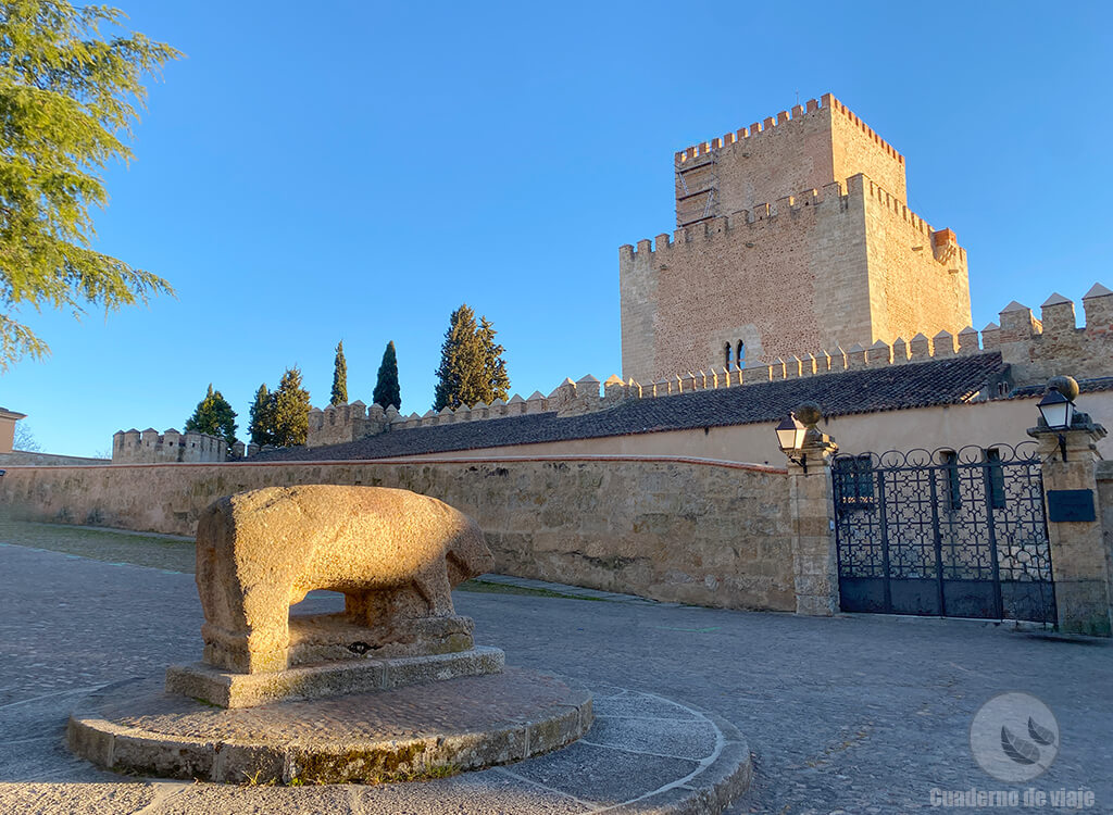 Verraco prerromano y castillo de Ciudad Rodrigo Verraco prerromano y castillo de Ciudad Rodrigo