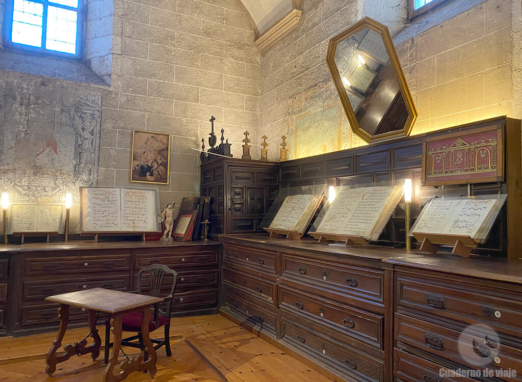 Se puede visitar la sacristia con una visita guiada Se puede visitar la sacristia con una visita guiada