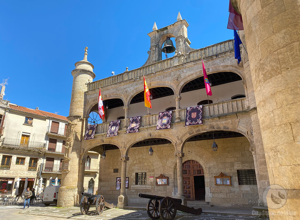 Ayuntamiento de Ciudad Rodrigo con el gran escudo del emperador Carlos V Ayuntamiento de Ciudad Rodrigo con el gran escudo del emperador Carlos V