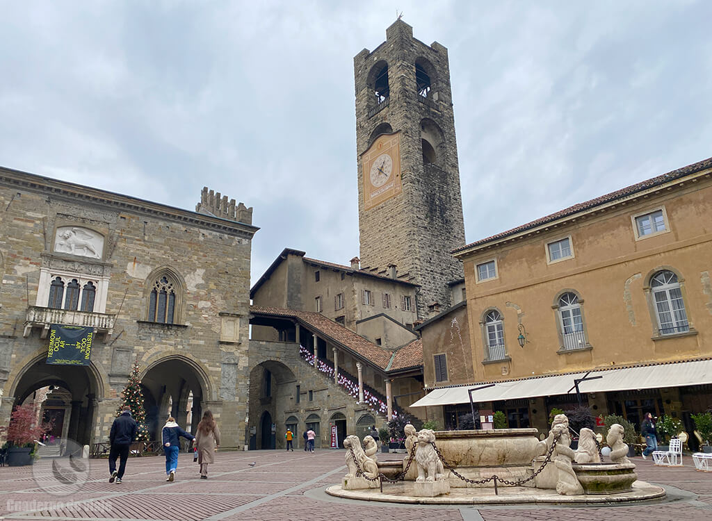 La Piazza Vecchia o Plaza Vieja con la famosa torre Campanone La Piazza Vecchia o Plaza Vieja con la famosa torre Campanone