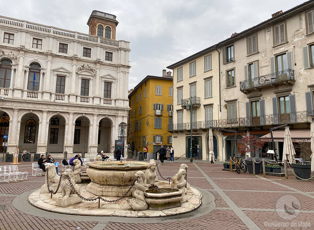 La Fontana Contarini en la Piazza Vecchia La Fontana Contarini en la Piazza Vecchia