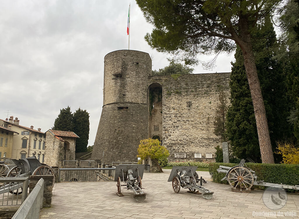 Piezas de artillería de principios del siglo XX y Rocca di Bergamo Piezas de artillería de principios del siglo XX y Rocca di Bergamo