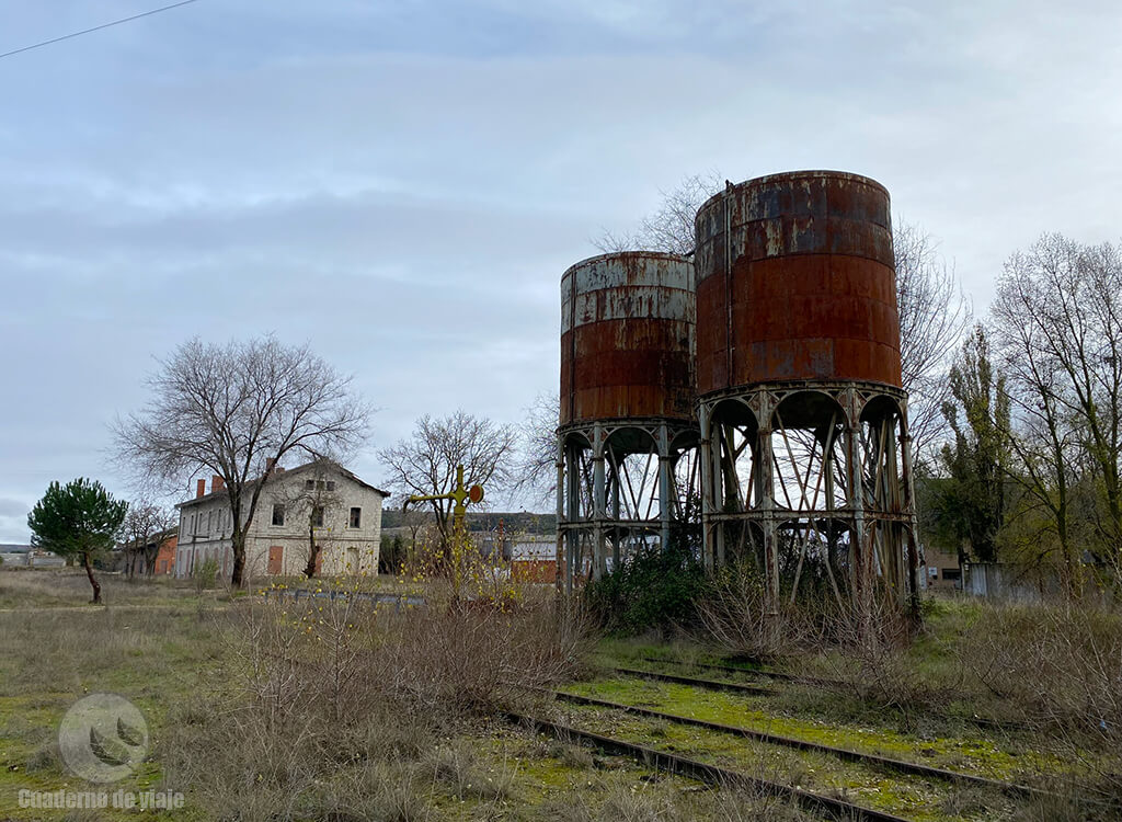 Antigua estación de tren de Peñafiel, hoy abandonada Antigua estación de tren de Peñafiel, hoy abandonada