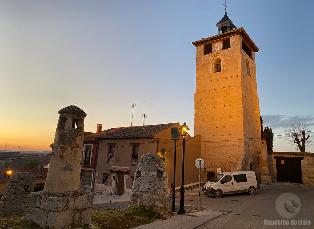 Torre del Reloj y zarceras (chimeneas) en la parte alta del pueblo Torre del Reloj y zarceras (chimeneas) en la parte alta del pueblo