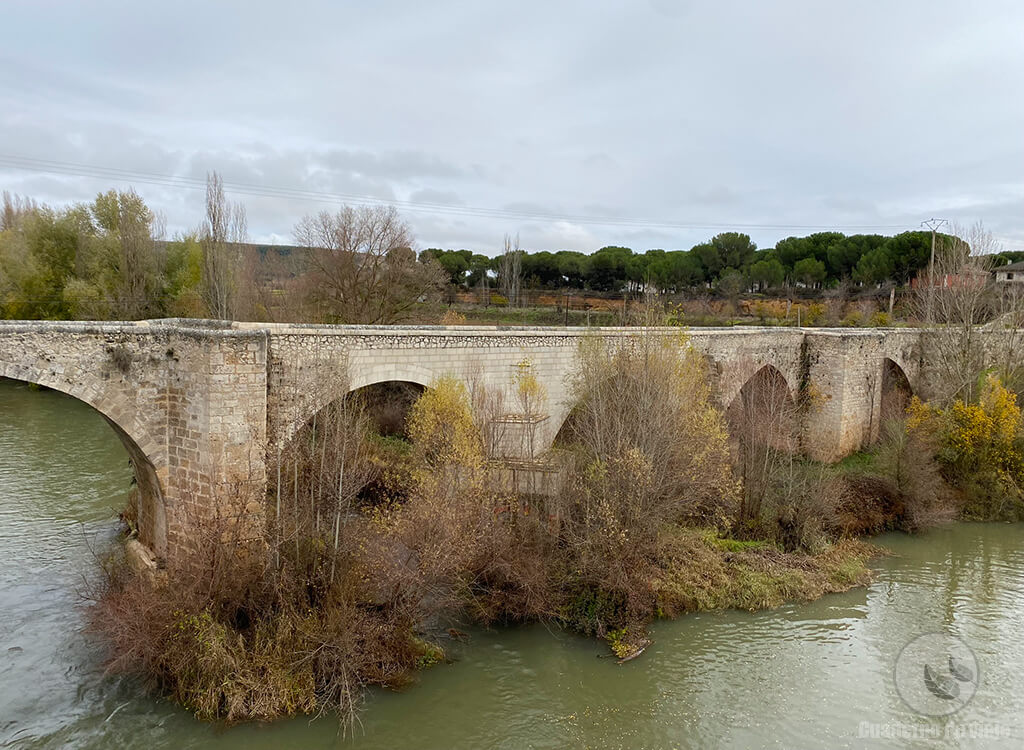 Puente medieval sobre el río Duero, a las afueras de Peñafiel Puente medieval sobre el río Duero, a las afueras de Peñafiel