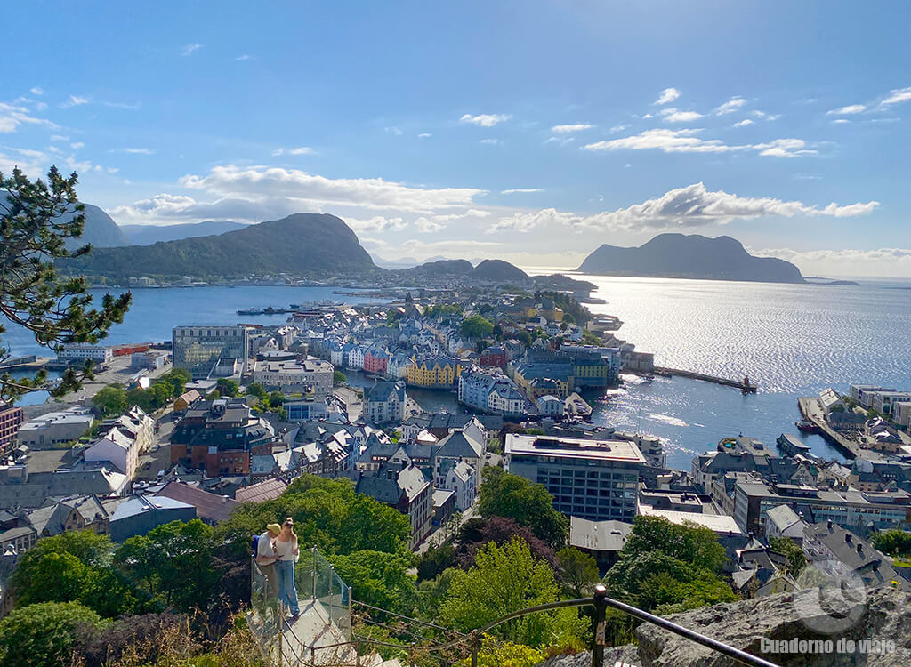 La icónica panorámica de Ålesund desde el Monte Aksla La icónica panorámica de Ålesund desde el Monte Aksla