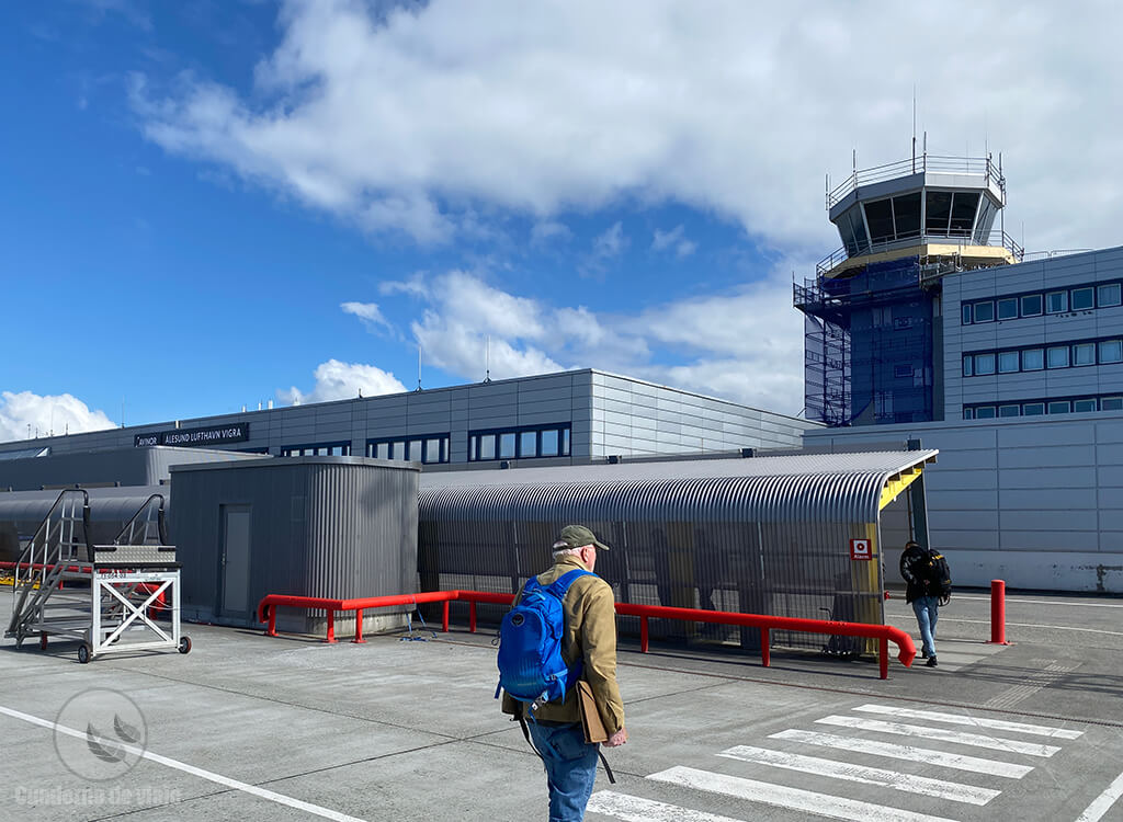 El pequeño aeropuerto internacional Ålesund-Vigra (AES) El pequeño aeropuerto internacional Ålesund-Vigra (AES)