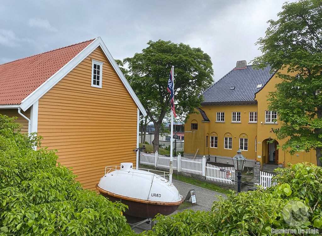 Conjunto de edificios del Aalesunds Museum y la reproducción del Uræd Conjunto de edificios del Aalesunds Museum y la reproducción del Uræd