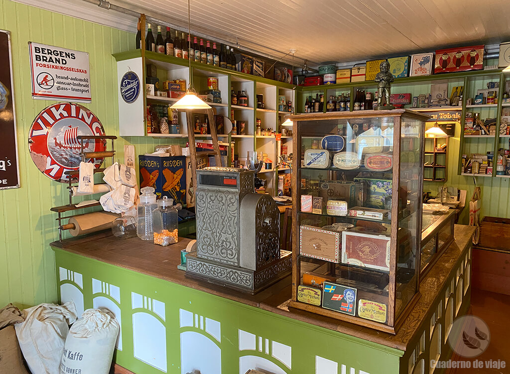 Tienda de los años 50 en el cobertizo histórico del Aalesunds Museum Tienda de los años 50 en el cobertizo histórico del Aalesunds Museum