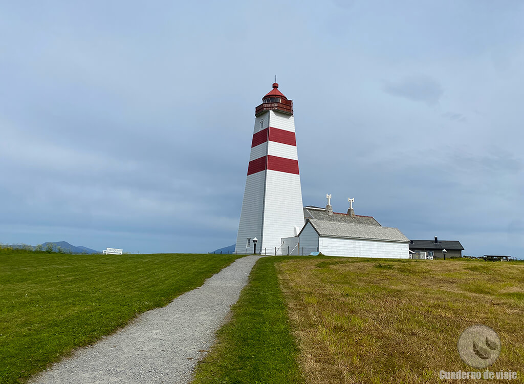 Faro de Alnes, una de las visitas más interesantes en los alrededores de Ålesund Faro de Alnes, una de las visitas más interesantes en los alrededores de Ålesund
