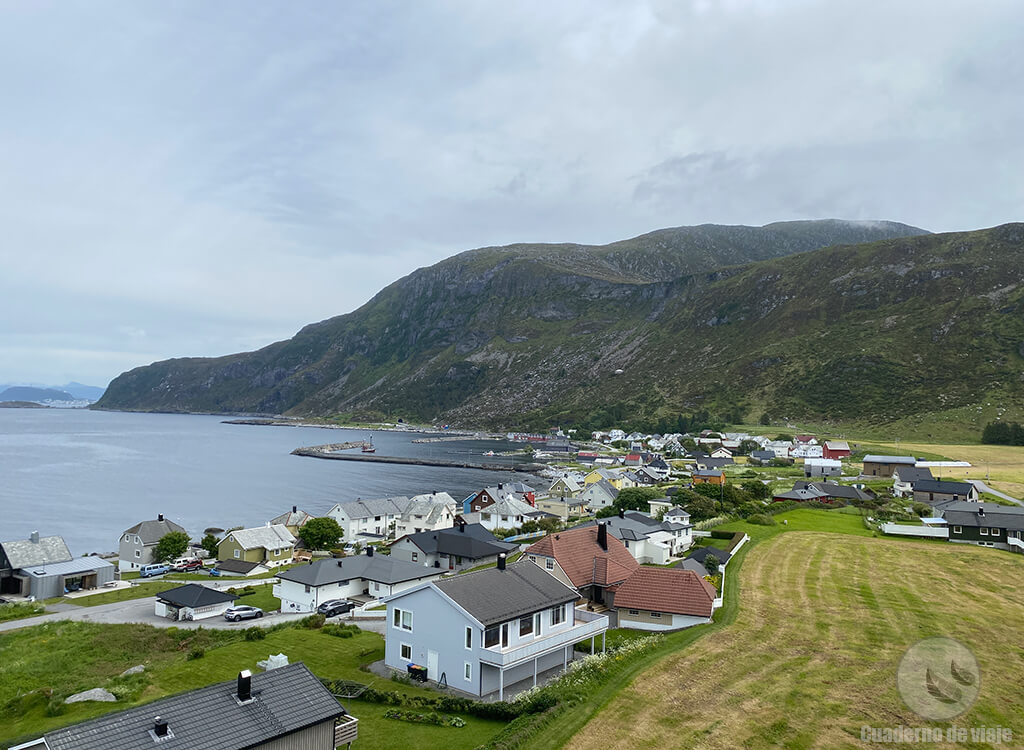 Vista de la aldea de Alnes y el Monte Godøyfjellet desde lo alto del faro Vista de la aldea de Alnes y el Monte Godøyfjellet desde lo alto del faro