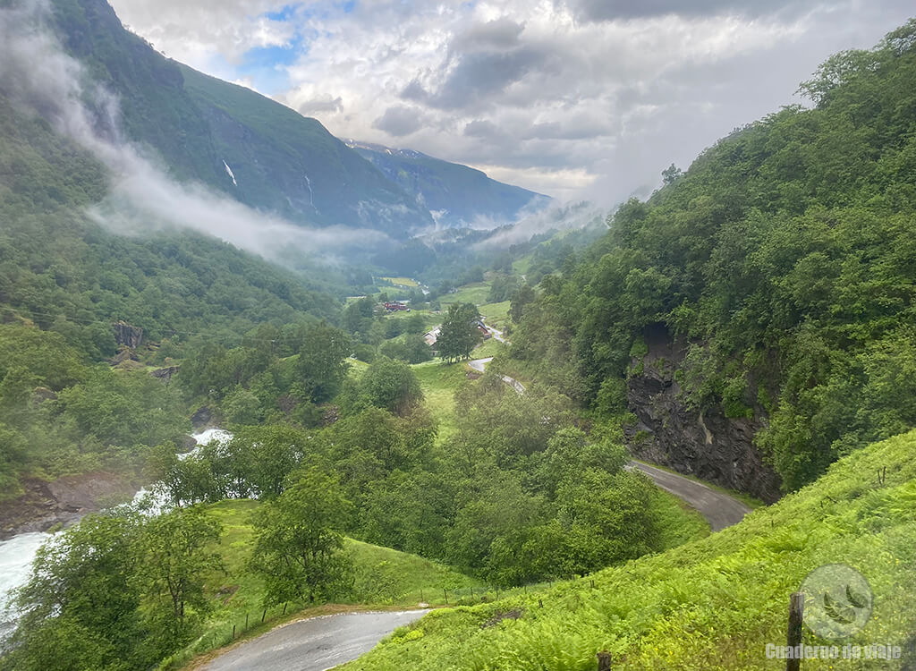 Uno de los preciosos paisajes del Valle de Flåm que atraviesa el tren Uno de los preciosos paisajes del Valle de Flåm que atraviesa el tren