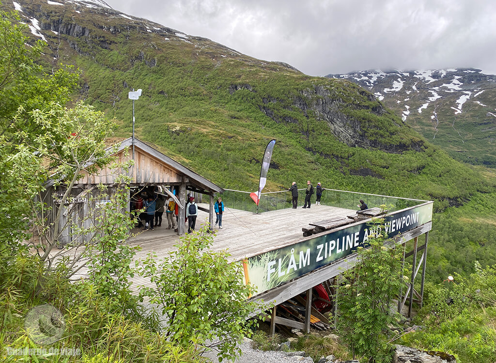 Mirador y tirolinas cerca de la estación de Vatnahalsen Mirador y tirolinas cerca de la estación de Vatnahalsen