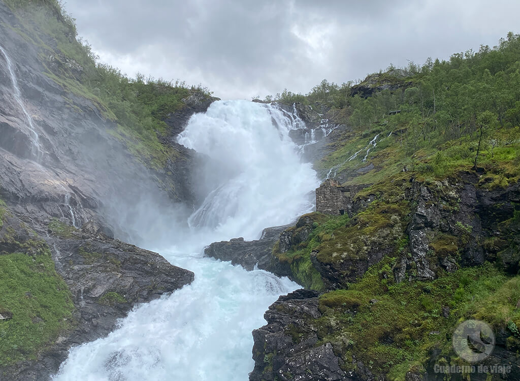 El tren se detiene ante la espectacular Cascada de Kjosfossen El tren se detiene ante la espectacular Cascada de Kjosfossen
