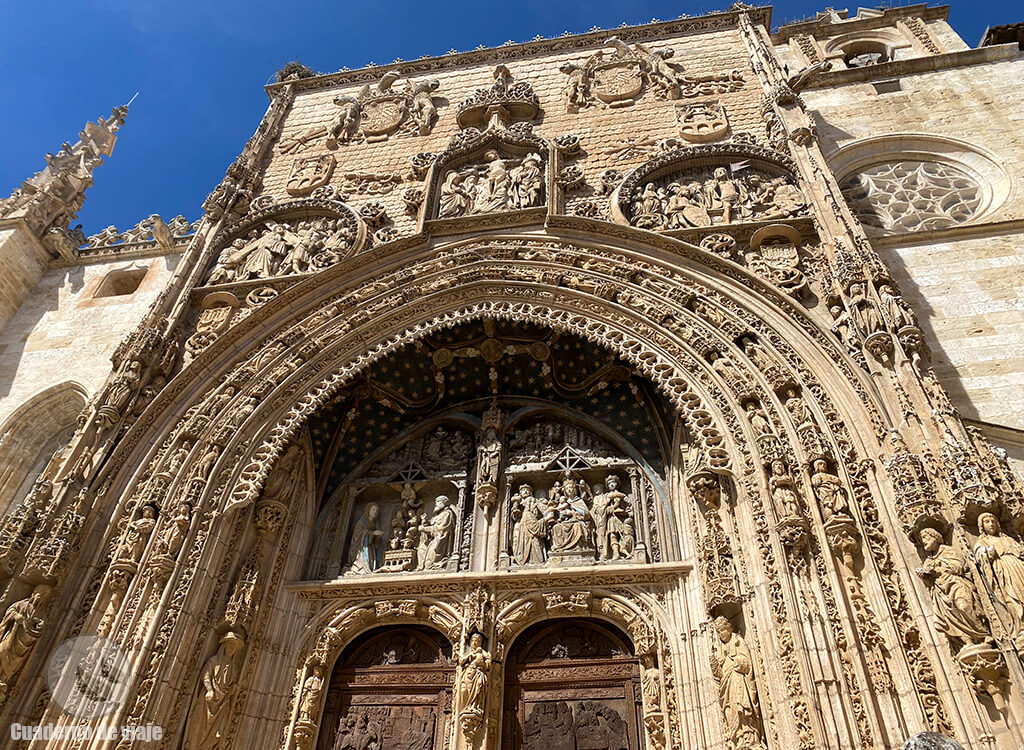 La espléndida portada de estilo gótico isabelino de la Iglesia de Santa María La espléndida portada de estilo gótico isabelino de la Iglesia de Santa María
