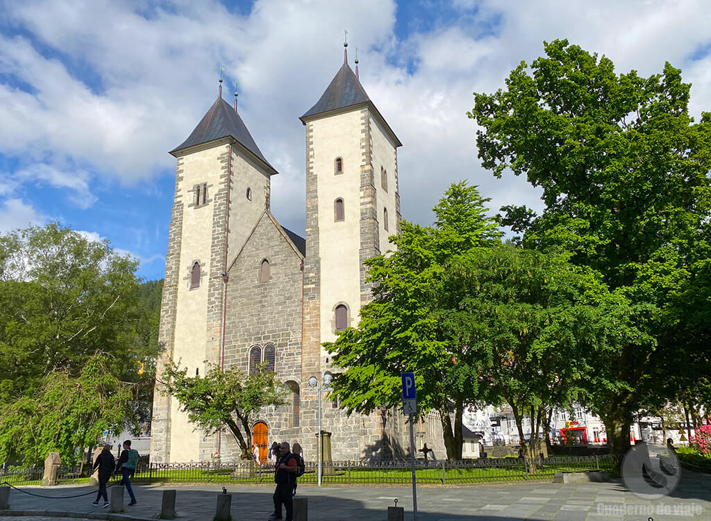 Iglesia de Santa María (Mariakirken) uno de los más bellos edificios histórcios de Bergen Iglesia de Santa María (Mariakirken) uno de los más bellos edificios histórcios de Bergen