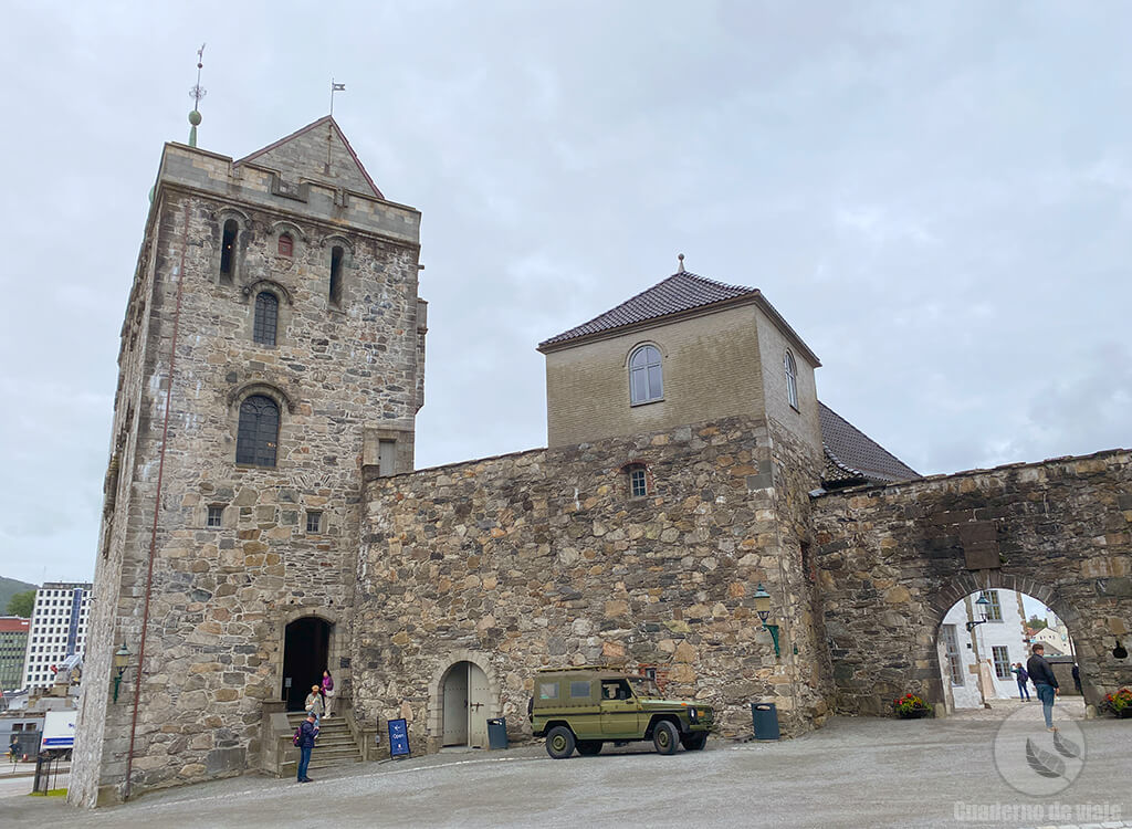 Fortaleza de Bergenhus con la Torre Rosenkrantz a la izquierda Fortaleza de Bergenhus con la Torre Rosenkrantz a la izquierda