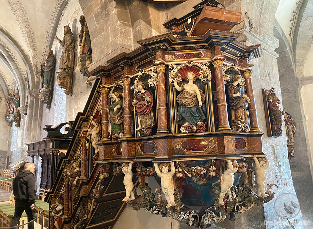 El precioso Púlpito de la Virtudes de la Iglesia de Santa María El precioso Púlpito de la Virtudes de la Iglesia de Santa María