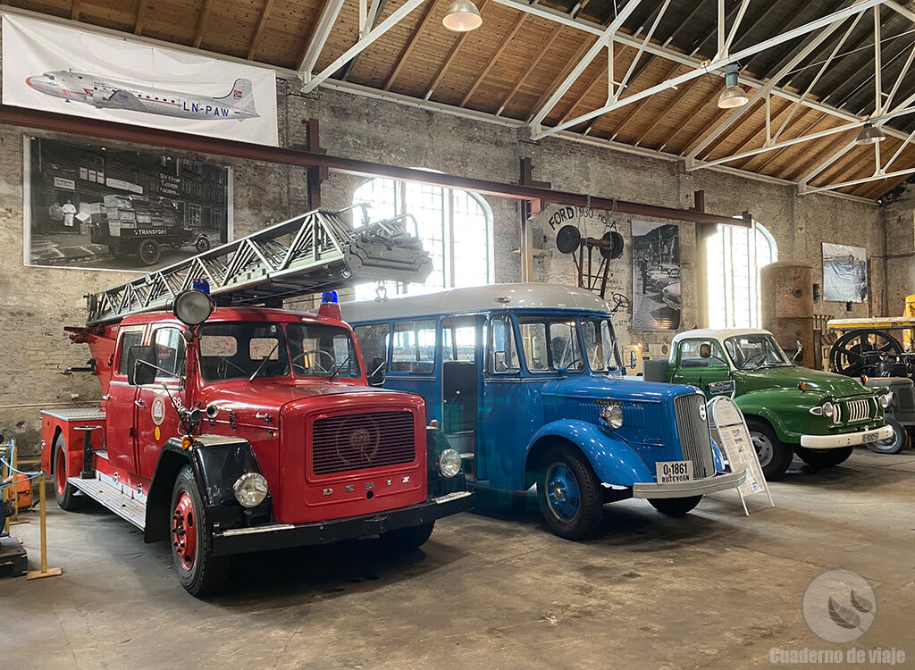 Camión de bomberos, autobús y camión antiguos en el Museo Técnico de Bergen Camión de bomberos, autobús y camión antiguos en el Museo Técnico de Bergen