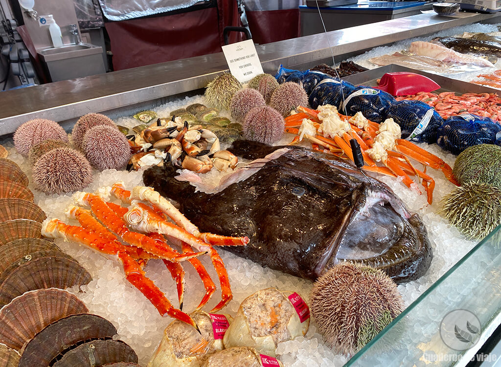 Pescado y marisco fresco en uno de los puestos del Mercado de Pescado (Fisketorget i Bergen) Pescado y marisco fresco en uno de los puestos del Mercado de Pescado (Fisketorget i Bergen)