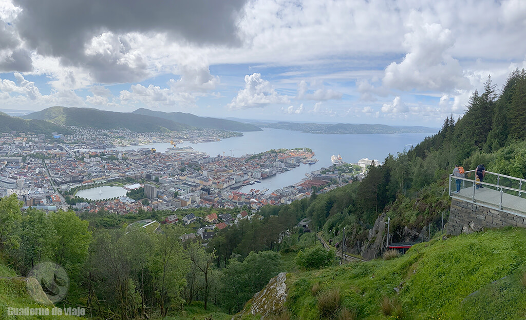 Vistas de Bergen desde los miradores del funicular en el monte Fløyen Vistas de Bergen desde los miradores del funicular en el monte Fløyen
