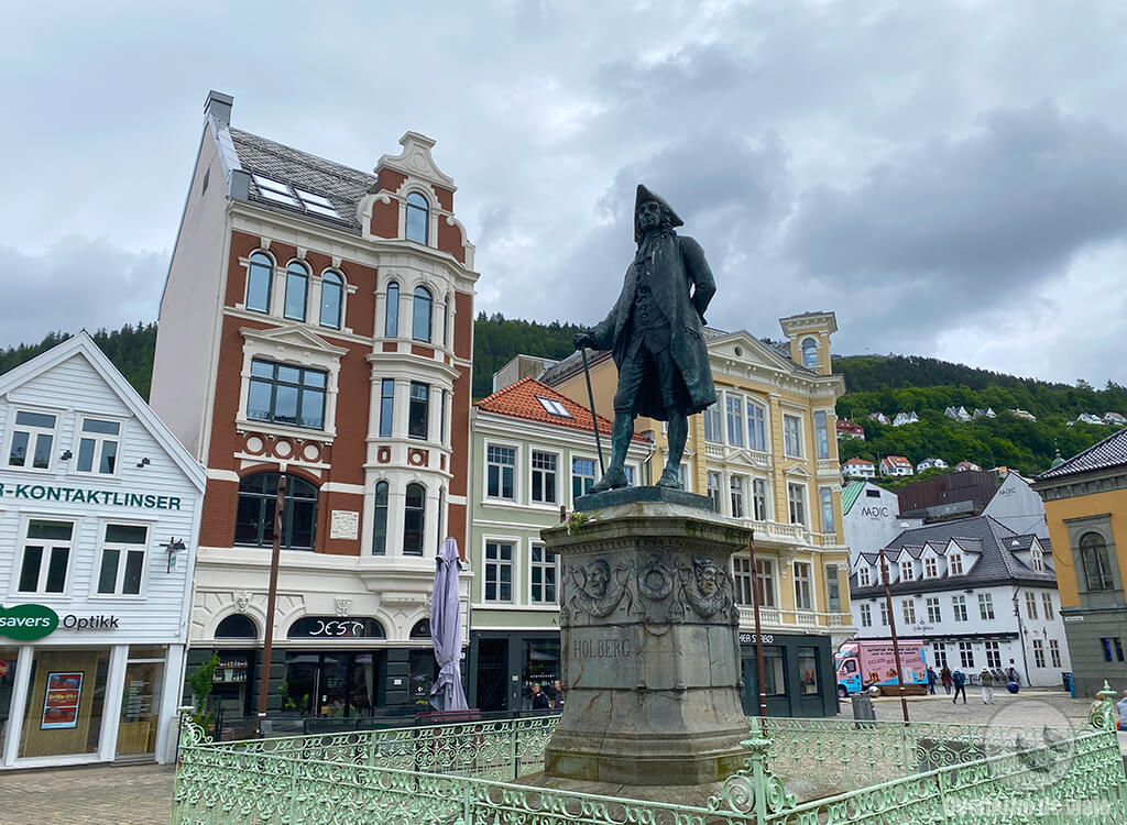 Plaza de Vågsallmenningen con la estatua del dramaturgo Ludvig Holberg en su centro Plaza de Vågsallmenningen con la estatua del dramaturgo Ludvig Holberg en su centro