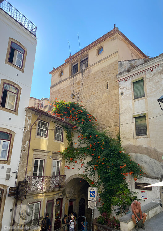 Torre o Puerta de Almedina, uno de los vestigios de la antigua muralla medieval Torre o Puerta de Almedina, uno de los vestigios de la antigua muralla medieval